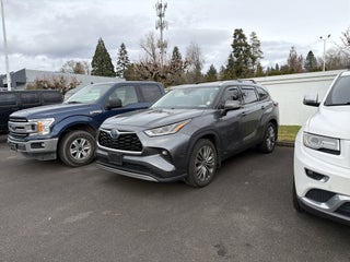 2022 Toyota Highlander Hybrid Platinum